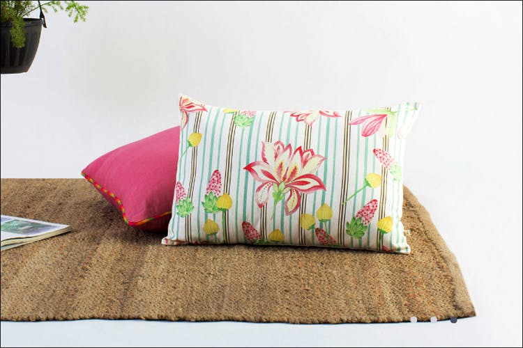 Throw pillow,Pillow,Cushion,Furniture,Textile,Pink,Linens,Room,Home accessories,Rectangle