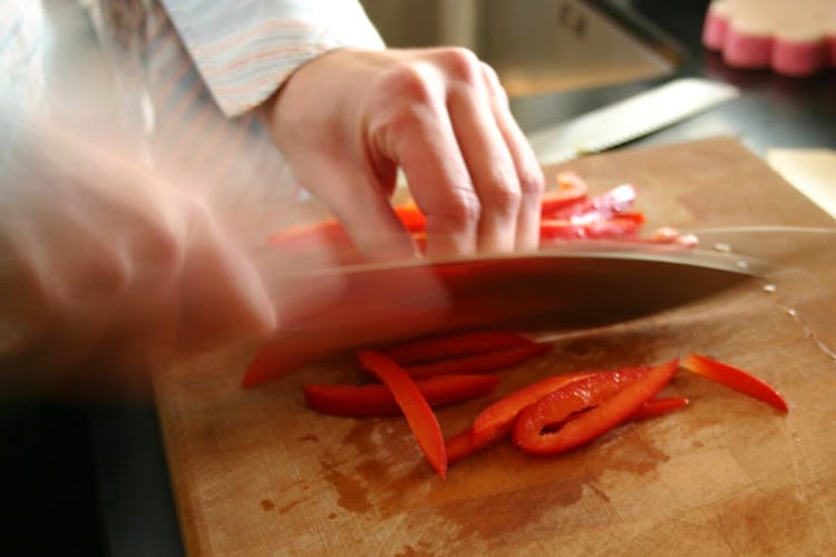 Food,Bell pepper,Vegetable,Bell peppers and chili peppers,Cutting board,Hand,Recipe,Tomato,Capsicum,Chili pepper