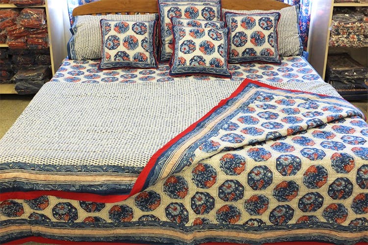 Bed sheet,Bedding,Textile,Furniture,Duvet cover,Bed,Linens,Pillow,Duvet,Quilting