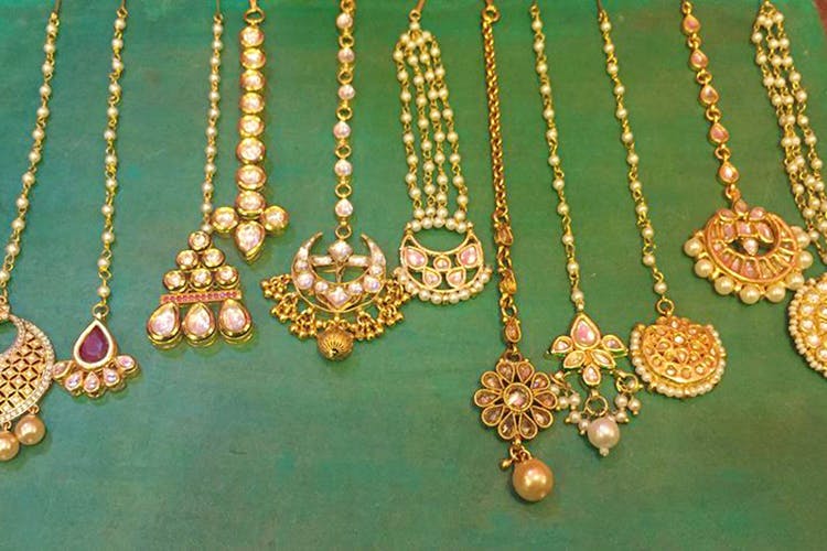 Jewellery,Gold,Necklace,Fashion accessory,Metal,Body jewelry,Locket,Chain,Pendant