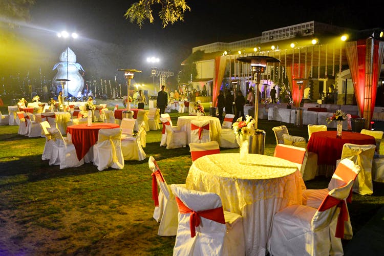 Function hall,Banquet,Lighting,Event,Party,Restaurant,Meal,Textile,Wedding reception,Night