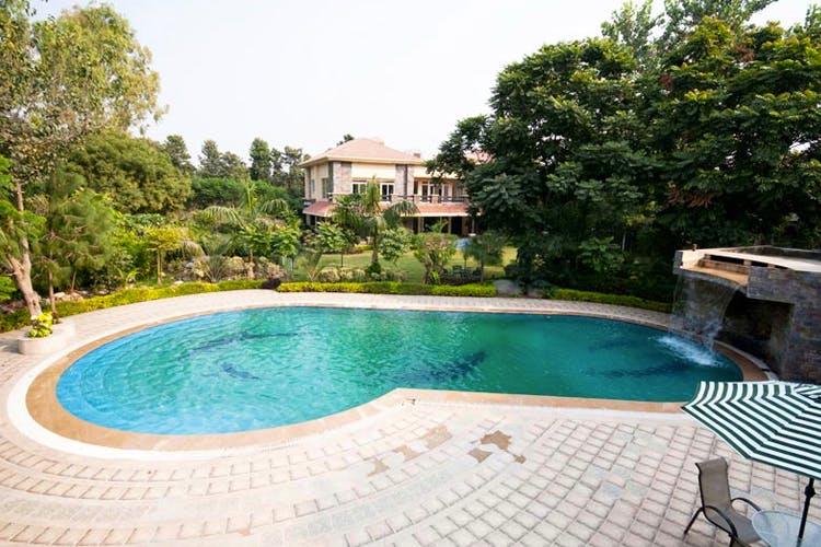 Swimming pool,Property,Leisure,Real estate,Backyard,Resort,House,Building,Estate,Grass