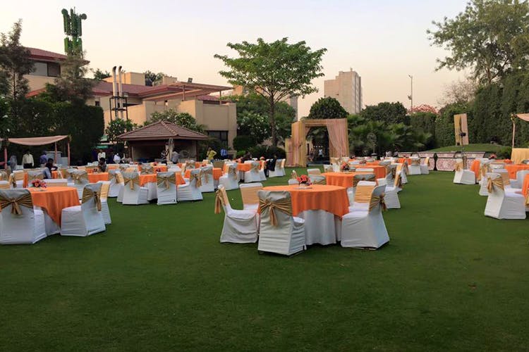 Function hall,Event,Banquet,Lawn,Ceremony,Party,Grass,Wedding reception,Meal,Chair