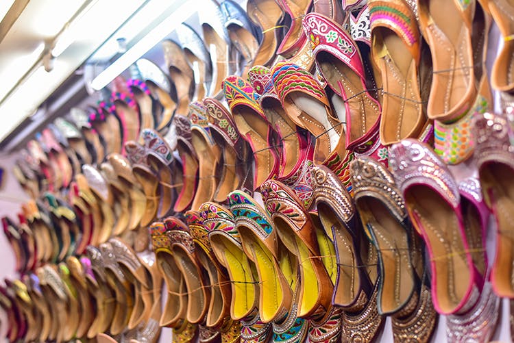 majnu ka tilla shoes market