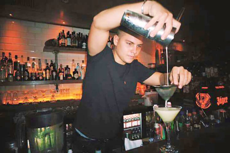 Bartender,Bar,Drink,Alcohol,Liqueur,Distilled beverage,Pub,Cocktail,Nightclub