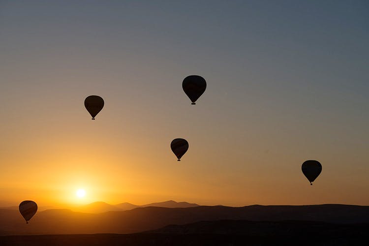 Hot air ballooning,Sky,Hot air balloon,Cloud,Balloon,Air sports,Morning,Vehicle,Atmosphere,Landscape