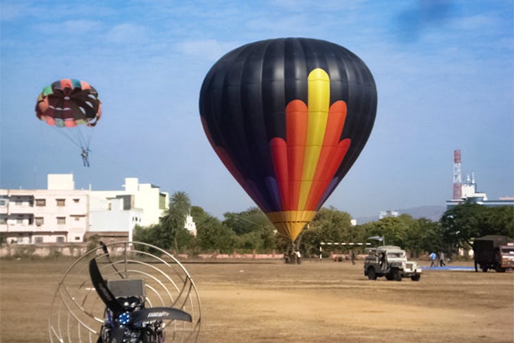 Hot air ballooning,Hot air balloon,Air sports,Vehicle,Balloon,Mode of transport,Air travel,Recreation,Sky,Fun