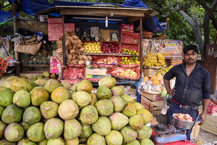 Natural foods,Local food,Marketplace,Selling,Whole food,Market,Fruit,Greengrocer,Public space,Hawker