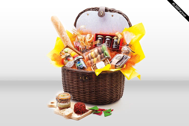 Present,Basket,Gift basket,Hamper,Mishloach manot,Home accessories,Picnic basket,Food,Ritual,Ceremony