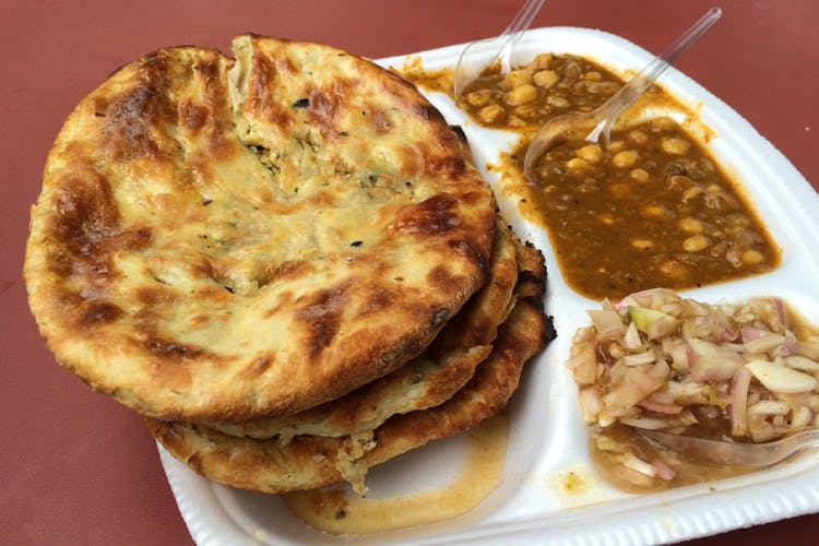 Dish,Food,Cuisine,Naan,Kulcha,Ingredient,Flatbread,Baked goods,Roti,Roti canai