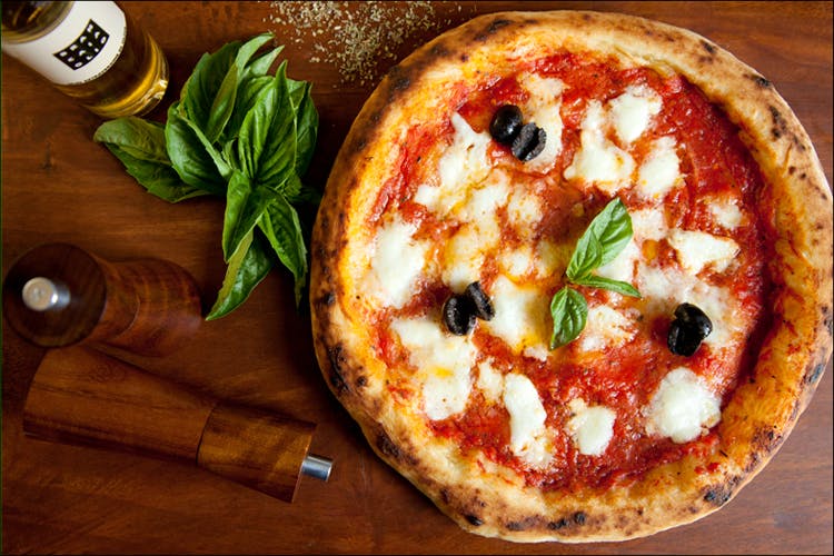 Dish,Food,Cuisine,Pizza,Pizza cheese,Ingredient,Flatbread,Italian food,Cheese,California-style pizza