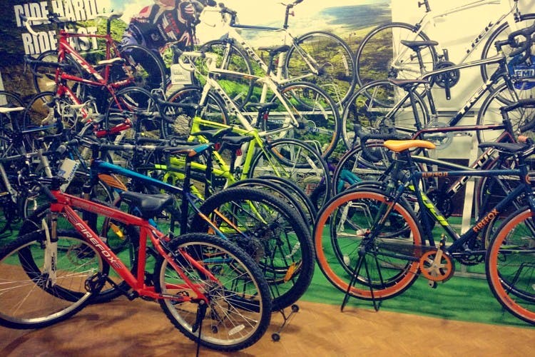Bicycle,Vehicle,Bicycle wheel,Bicycle part,Bicycle tire,Bicycle frame,Bicycle saddle,Spoke,Bicycle handlebar,Bicycle drivetrain part