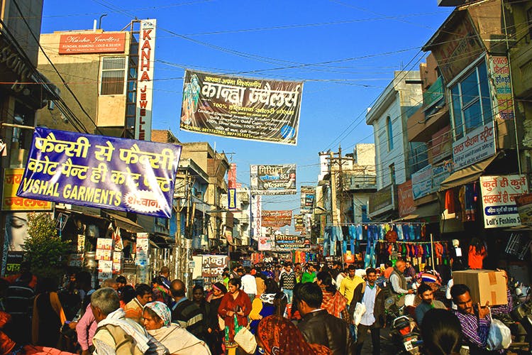 Bazaar,Marketplace,Crowd,Market,Public space,Town,Human settlement,City,Metropolitan area,Pedestrian