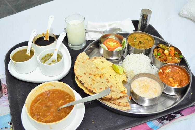 Dish,Food,Cuisine,Meal,Ingredient,Lunch,Punjabi cuisine,Indian cuisine,Breakfast,Curry