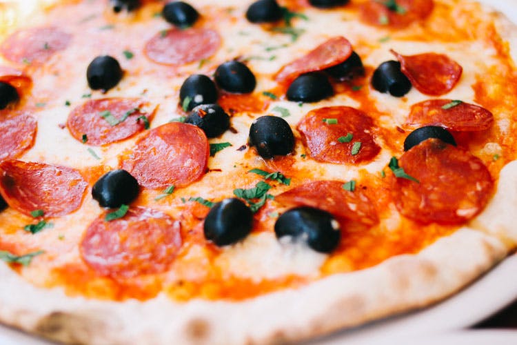 Dish,Pizza,Food,Cuisine,Pizza cheese,Ingredient,California-style pizza,Flatbread,Sicilian pizza,Italian food