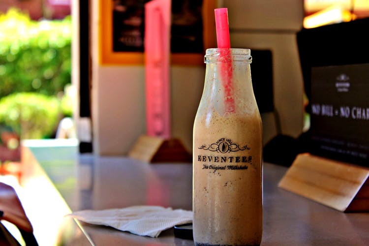 Drink,Smoothie,Bottle,Restaurant,Glass bottle,Distilled beverage