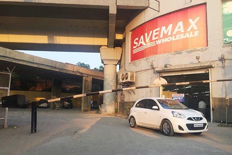 Land vehicle,Vehicle,Car,Mid-size car,City car,Hatchback,Subcompact car,Automotive design,Parking,Car dealership