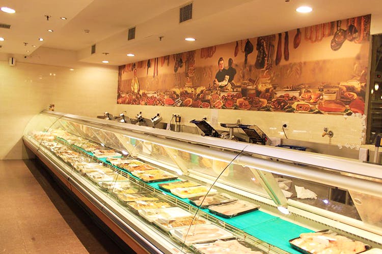 Building,Display case,Bakery,Retail,Food,Interior design,Cuisine