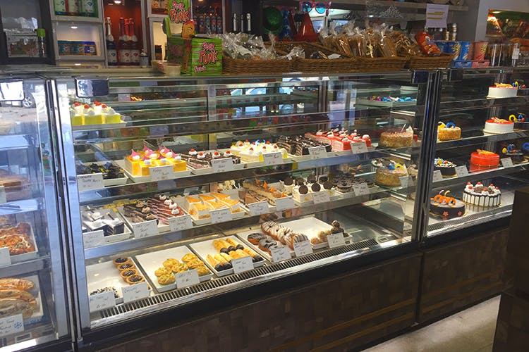 Bakery,Pâtisserie,Display case,Food,Delicatessen,Pastry,Cuisine,Business,Fast food,Delicacy