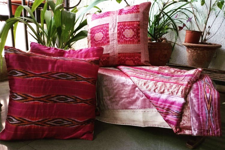 Cushion,Furniture,Throw pillow,Pillow,Pink,Purple,Textile,Bedding,Magenta,Room