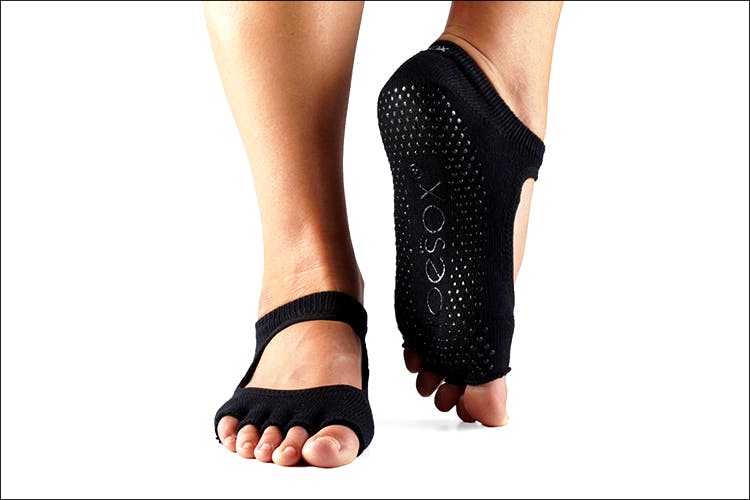 https://imgstaticcontent.lbb.in/lbbnew/wp-content/uploads/sites/1/2017/01/25115041/250117_ToeSox%40YogaAccessories.jpg