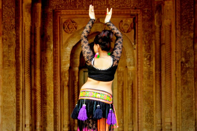 Dance,Entertainment,Performing arts,Belly dance,Event,Performance,Abdomen,Performance art,Dancer,Trunk