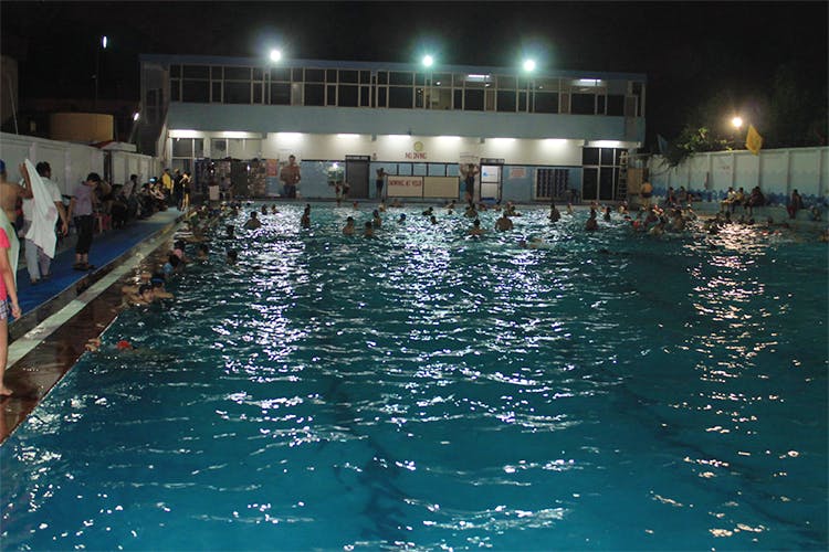 Swimming pool,Water,Leisure centre,Leisure,Night,Swimming,Architecture,Recreation,Building,Spa town