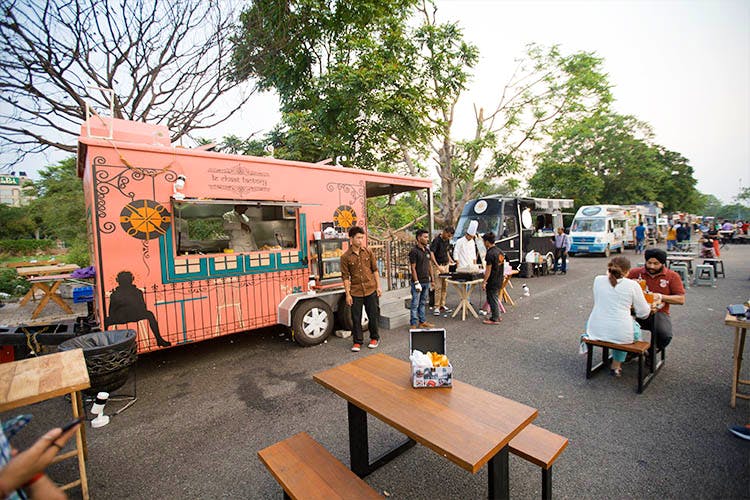 Motor vehicle,Food truck,Transport,Vehicle,Truck,Street food,Mode of transport,Public space,Tree,Car