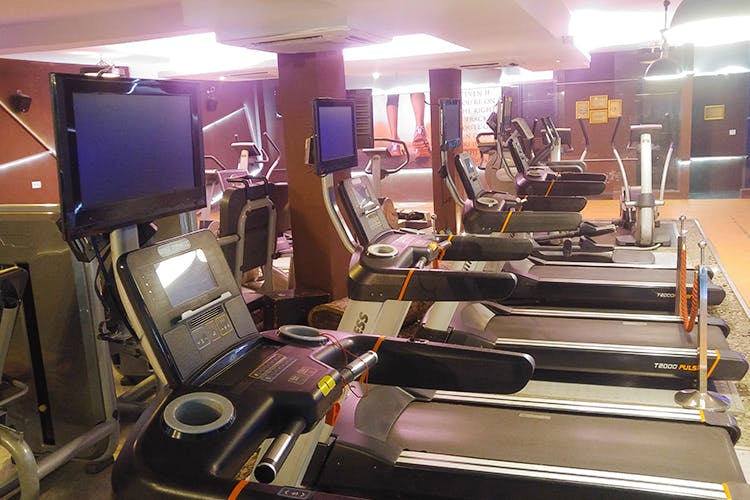 Treadmill,Room,Gym,Exercise equipment,Exercise machine,Leisure,Interior design,Sport venue,Machine