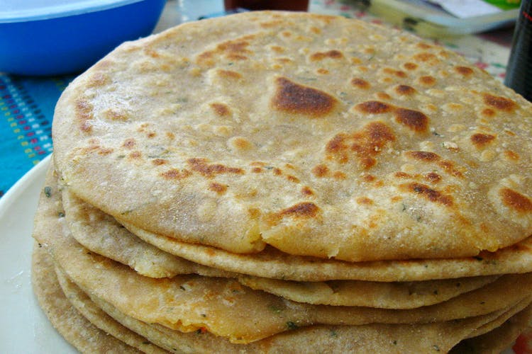 Dish,Food,Cuisine,Ingredient,Flatbread,Naan,Roti,Baked goods,Kulcha,Bazlama