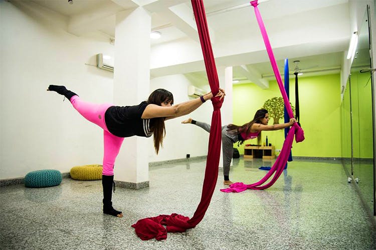 Physical fitness,Performance,Acrobatics,Pink,Performing arts,Pilates,Balance,Leg,Crossfit,Performance art