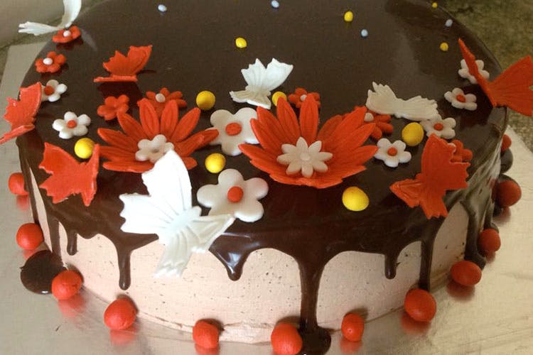 Cake,Cake decorating,Sugar paste,Fondant,Torte,Chocolate cake,Food,Dessert,Royal icing,Icing