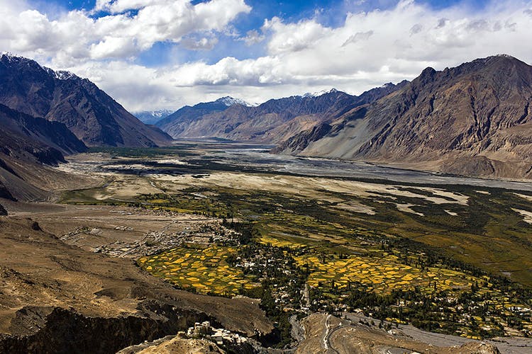 Mountainous landforms,Mountain,Highland,Valley,Mountain range,Wilderness,Sky,Mountain pass,Natural landscape,Tundra