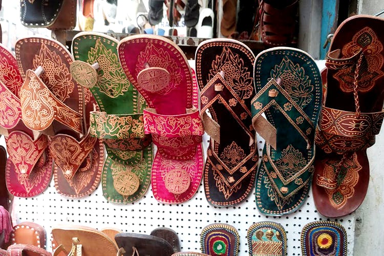 Footwear,Shoe,Slipper,Selling,Pink,Bazaar,Fashion accessory,Sandal,Market,City