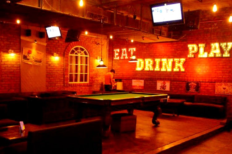 Drinking establishment,Pub,Room,Building,Bar,Tavern,Table,Interior design,Night,Furniture