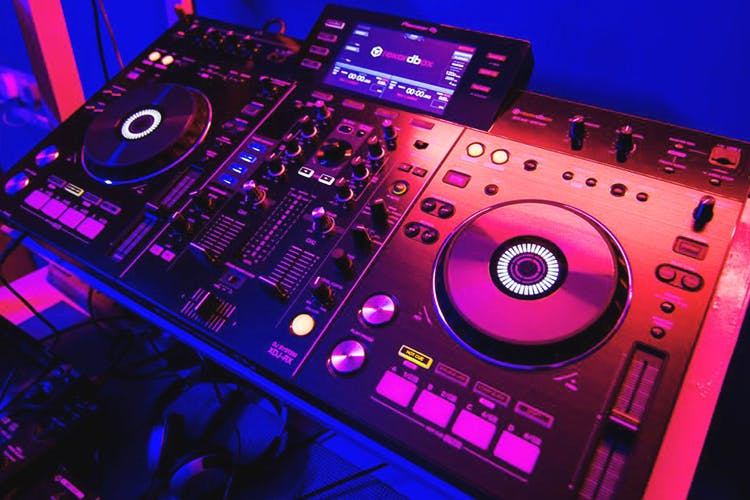 Electronics,Audio equipment,Deejay,Technology,Electronic musical instrument,Electronic instrument,Electronic device,Mixing console,Media player,Cdj