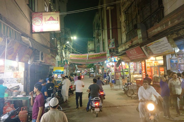 Bazaar,Market,Marketplace,Public space,Town,City,Human settlement,Street,Building,Pedestrian