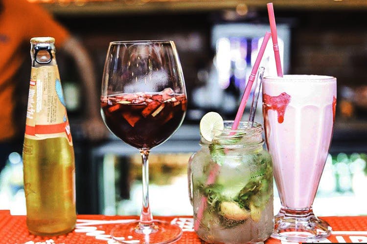 Drink,Alcoholic beverage,Alcohol,Champagne cocktail,Distilled beverage,Cocktail,Spritzer,Non-alcoholic beverage,Wine,Beer