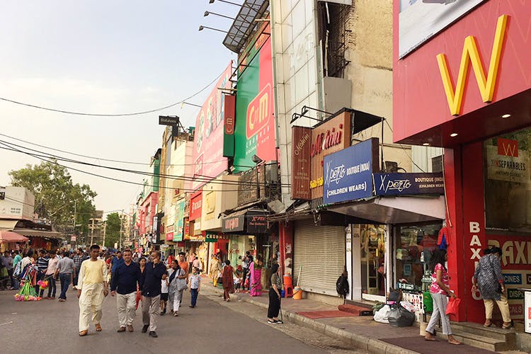 Town,Street,Neighbourhood,Urban area,Downtown,Building,Pedestrian,Human settlement,City,Mixed-use