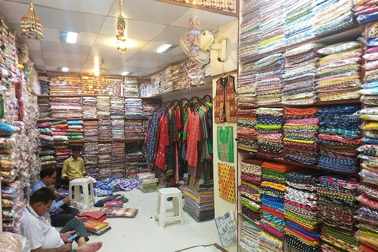 Bazaar,Retail,Market,Public space,Outlet store,Building,Human settlement,Marketplace,Textile,Selling