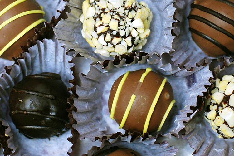 Chocolate truffle,Rum ball,Bourbon ball,Bonbon,Food,Chocolate,Confectionery,Cuisine,Praline,Mozartkugel