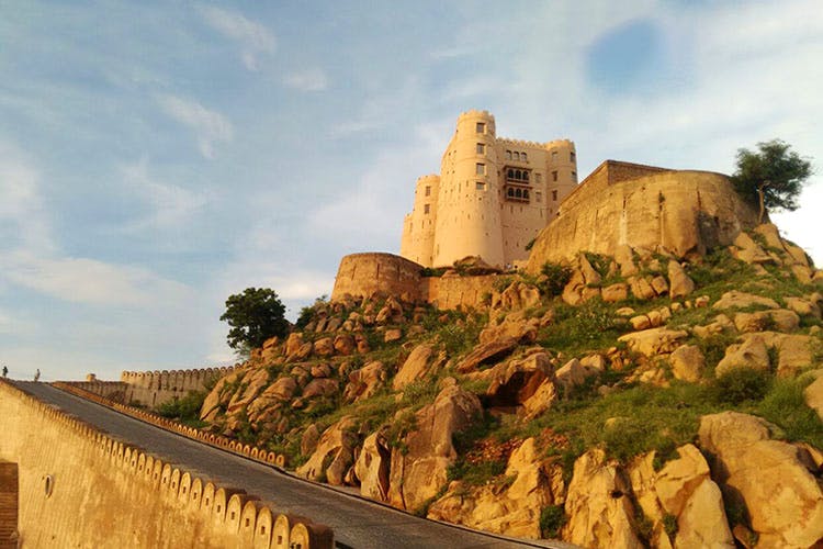 Fortification,Castle,Historic site,Rock,Cloud,Outcrop,Landscape,Tourism,Hill,History