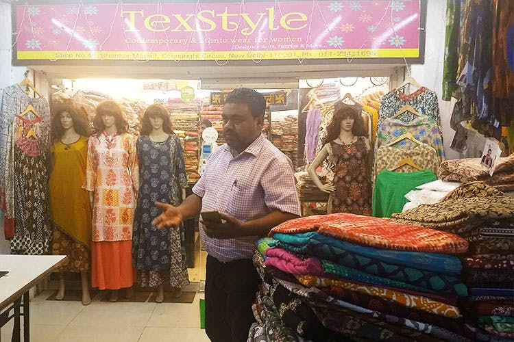 Selling,Bazaar,Public space,Sari,Textile,Market,Temple,Shopkeeper,Retail,Trade