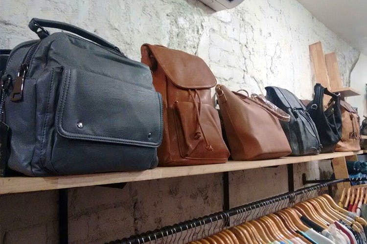 Bag,Leather,Brown,Handbag,Baggage,Room,Luggage and bags,Hand luggage,Fashion accessory