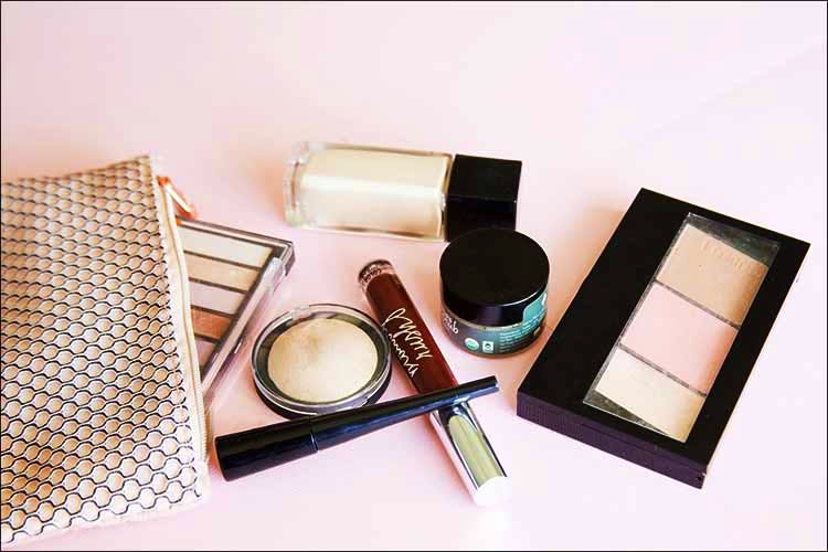 Product,Beauty,Cosmetics,Eye shadow,Eye,Face powder,Material property,Powder,Beige,Eye liner