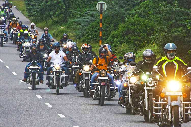 Motor vehicle,Vehicle,Motorcycle,Motorcycling,Asphalt,Road,Traffic,Lane,Thoroughfare,Helmet