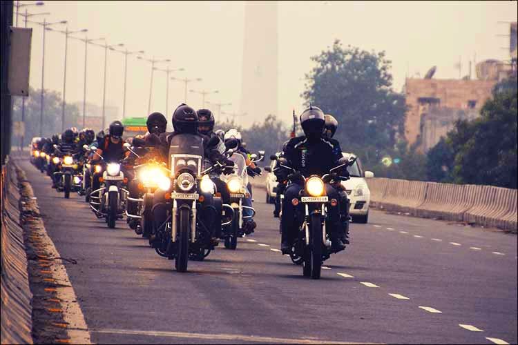 Motorcycle,Motorcycling,Vehicle,Motor vehicle,Mode of transport,Lane,Road,Rocker,Thoroughfare,Car