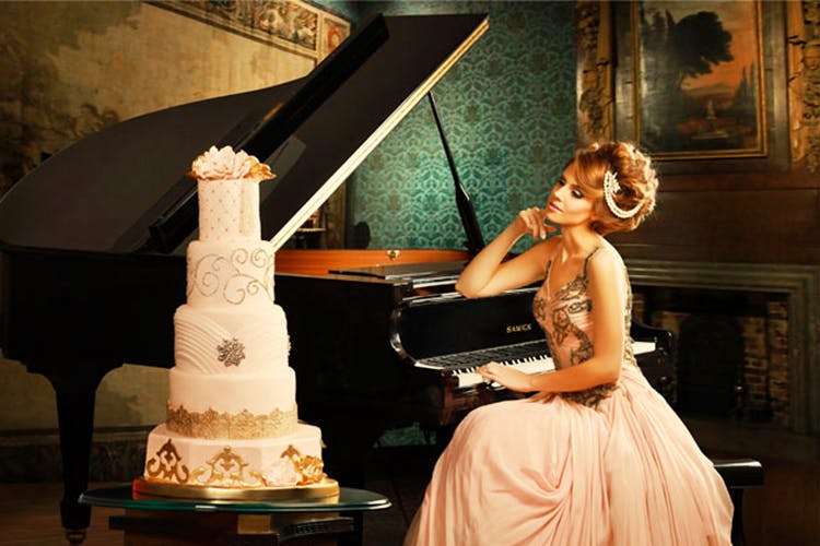 Pianist,Cake,Wedding cake,Dress,Dessert,Photography,Food,Piano,Wedding,Wedding ceremony supply