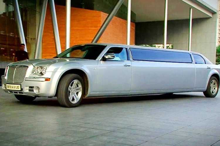Land vehicle,Vehicle,Luxury vehicle,Car,Limousine,Motor vehicle,Full-size car,Sedan,Chrysler 300,Chrysler