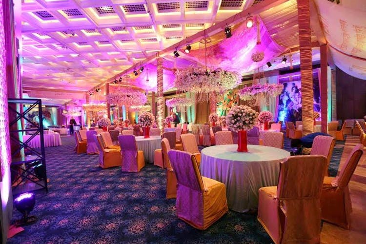 Decoration,Function hall,Wedding banquet,Lighting,Purple,Event,Wedding reception,Party,Ceremony,Building